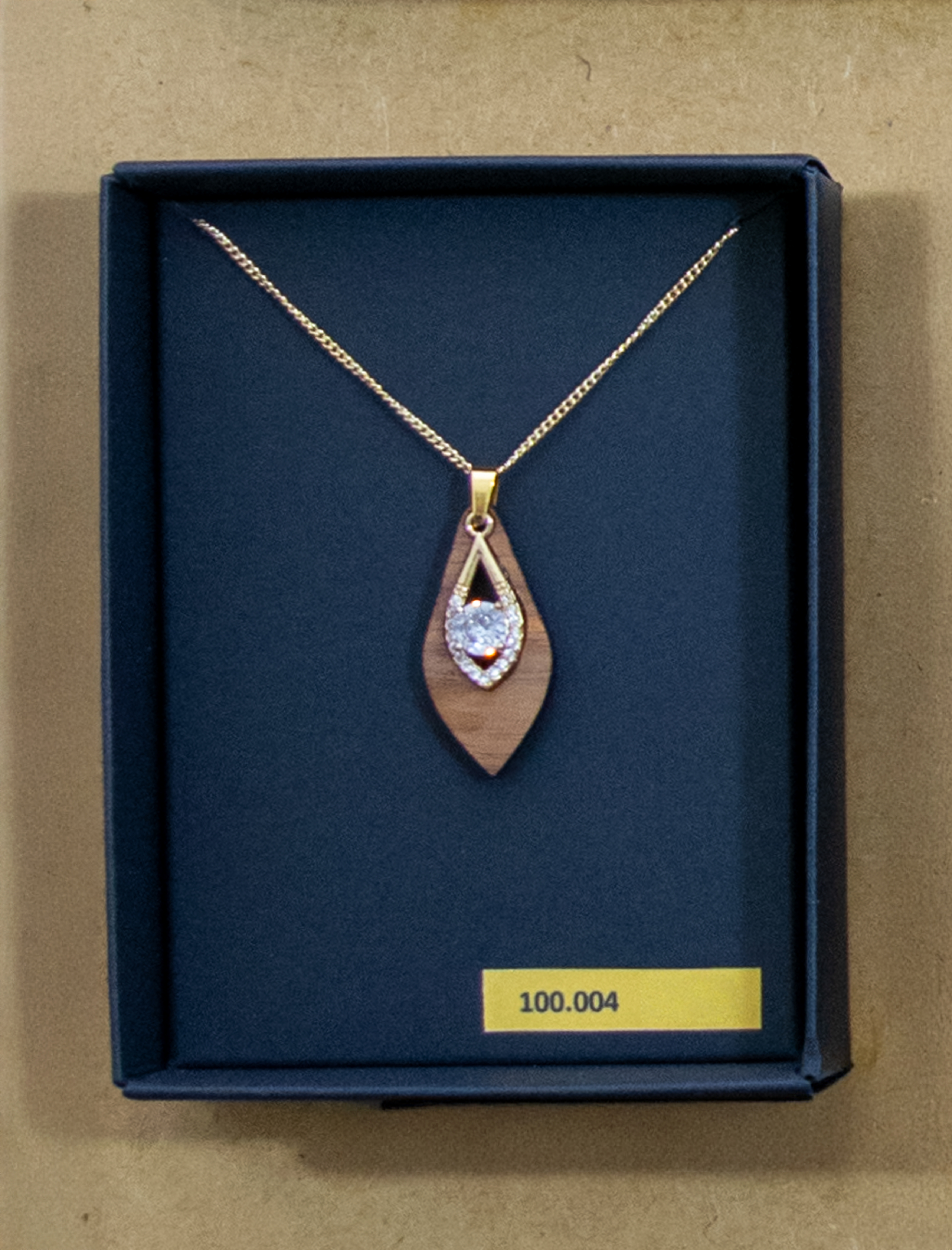 Collana “Freccia decorativa in noce”