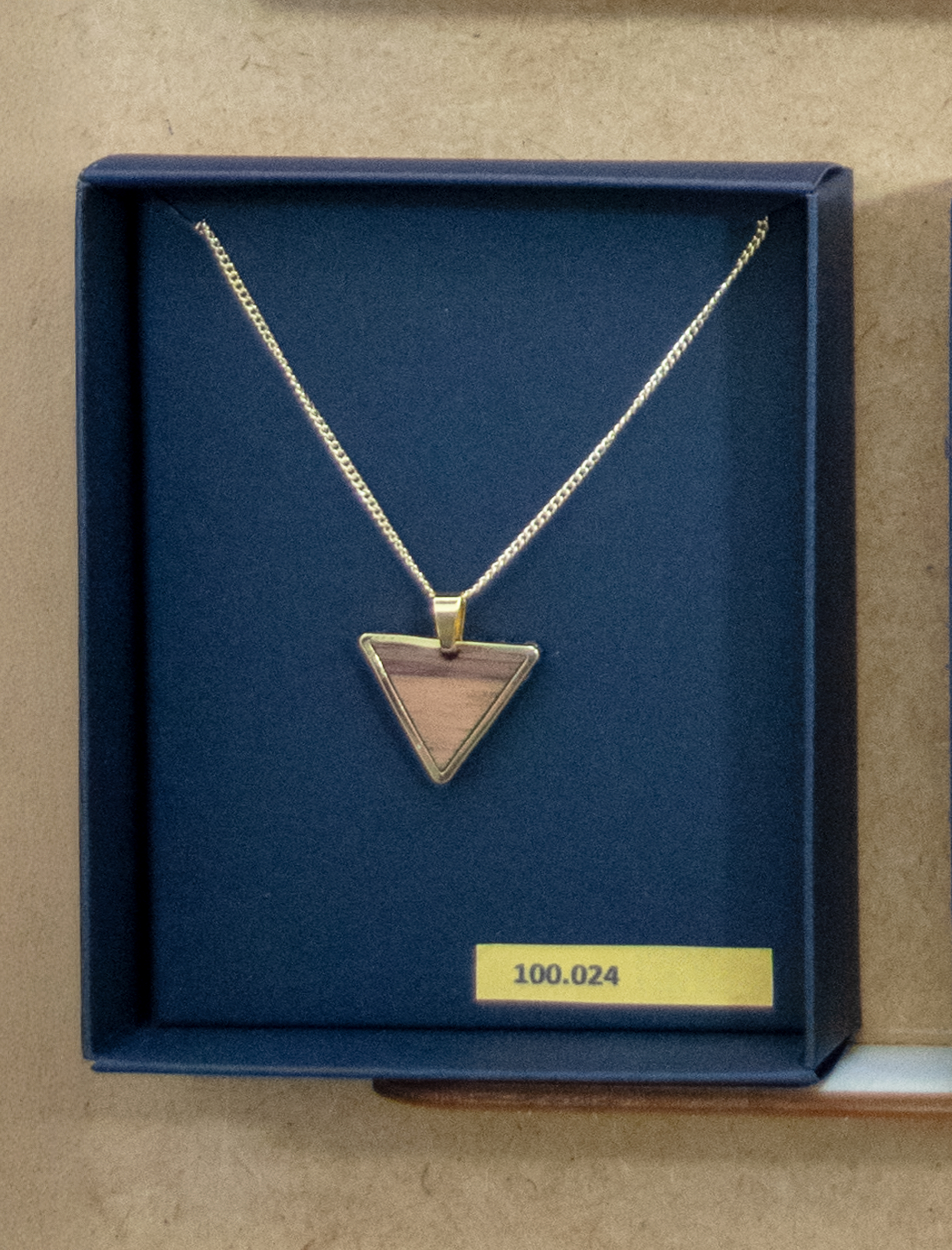 Halskette "Walnuss Dreieck"