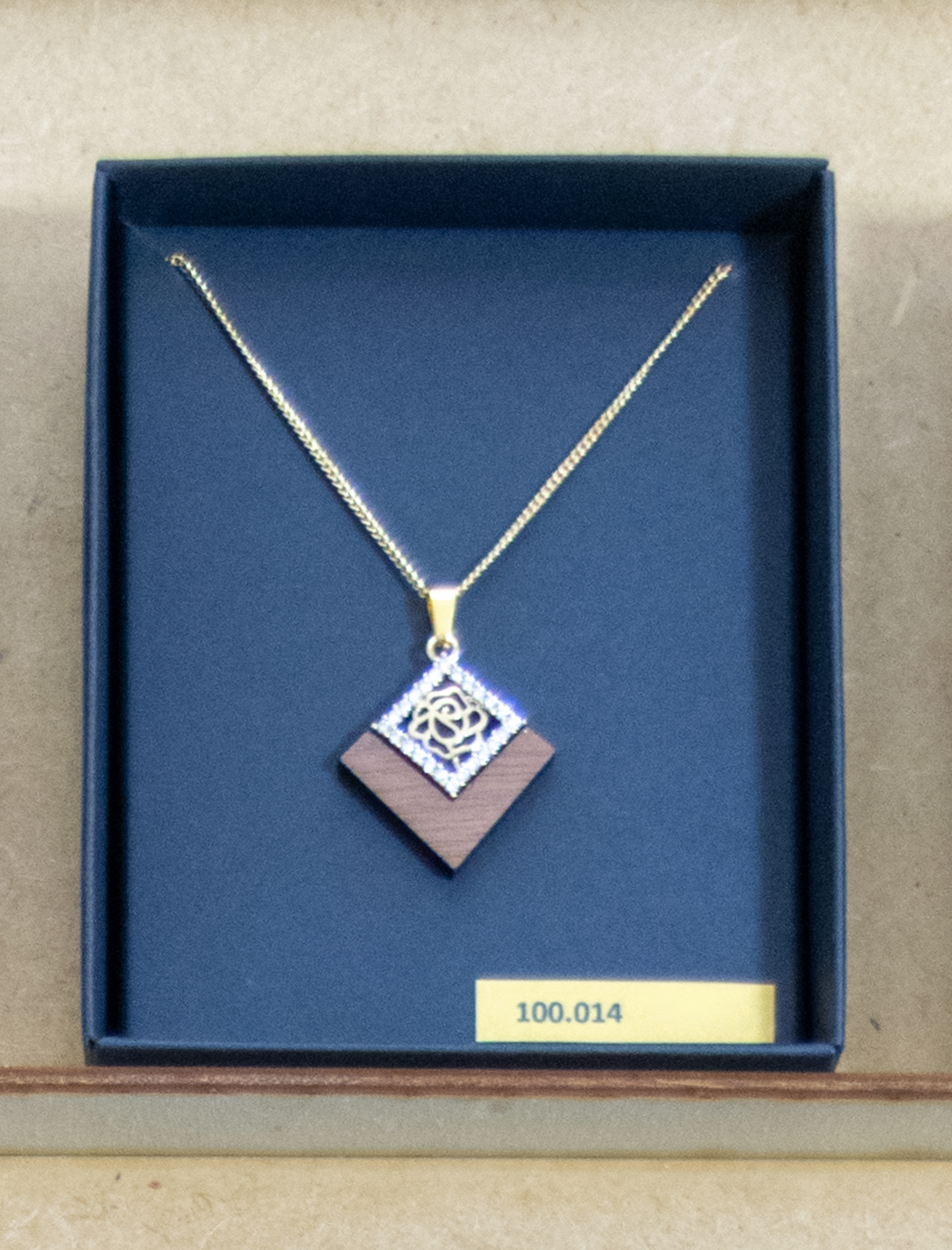 Collana "Ornamento di diamanti in noce"