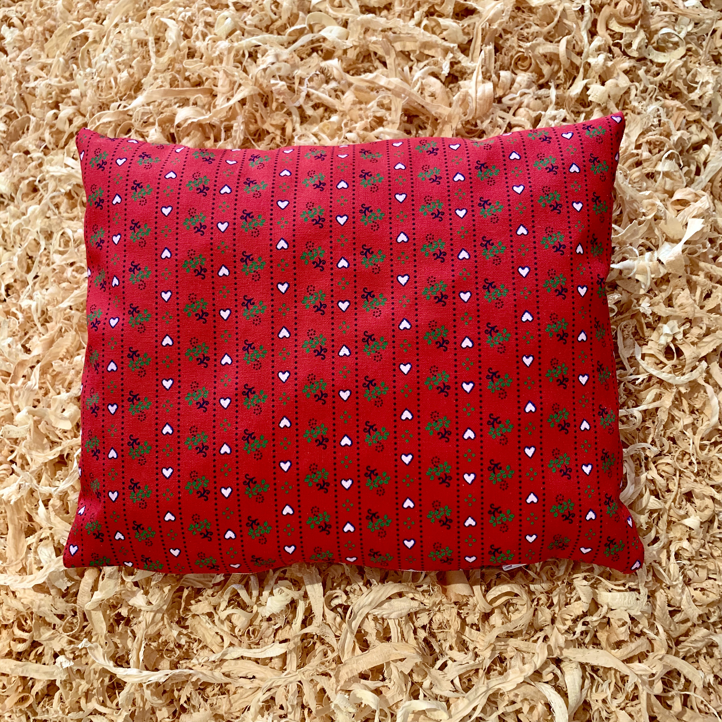 Cushion in red pine with white hearts