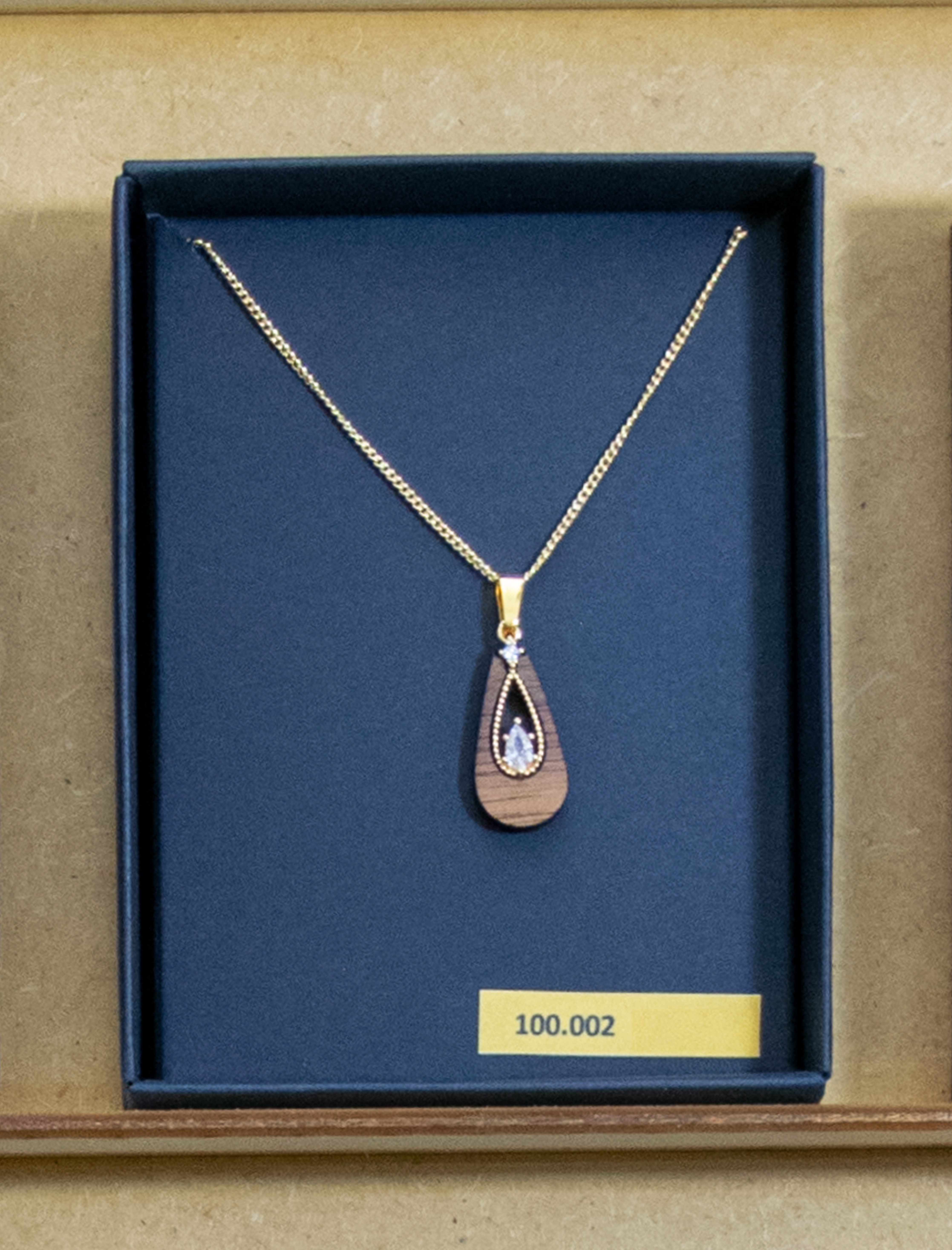 Collana “Goccia decorativa in noce”