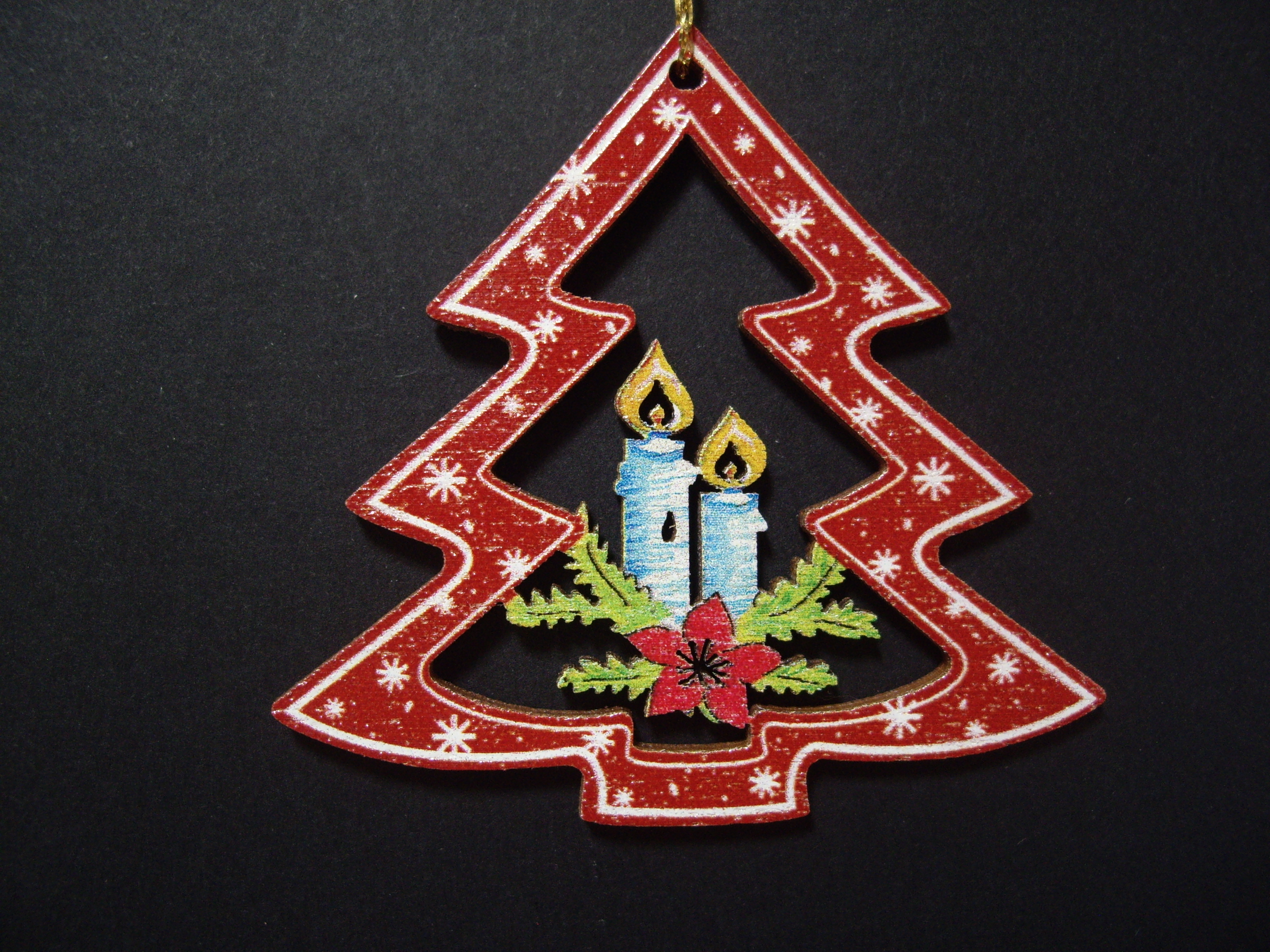 Tanne Rot mit Kerzen