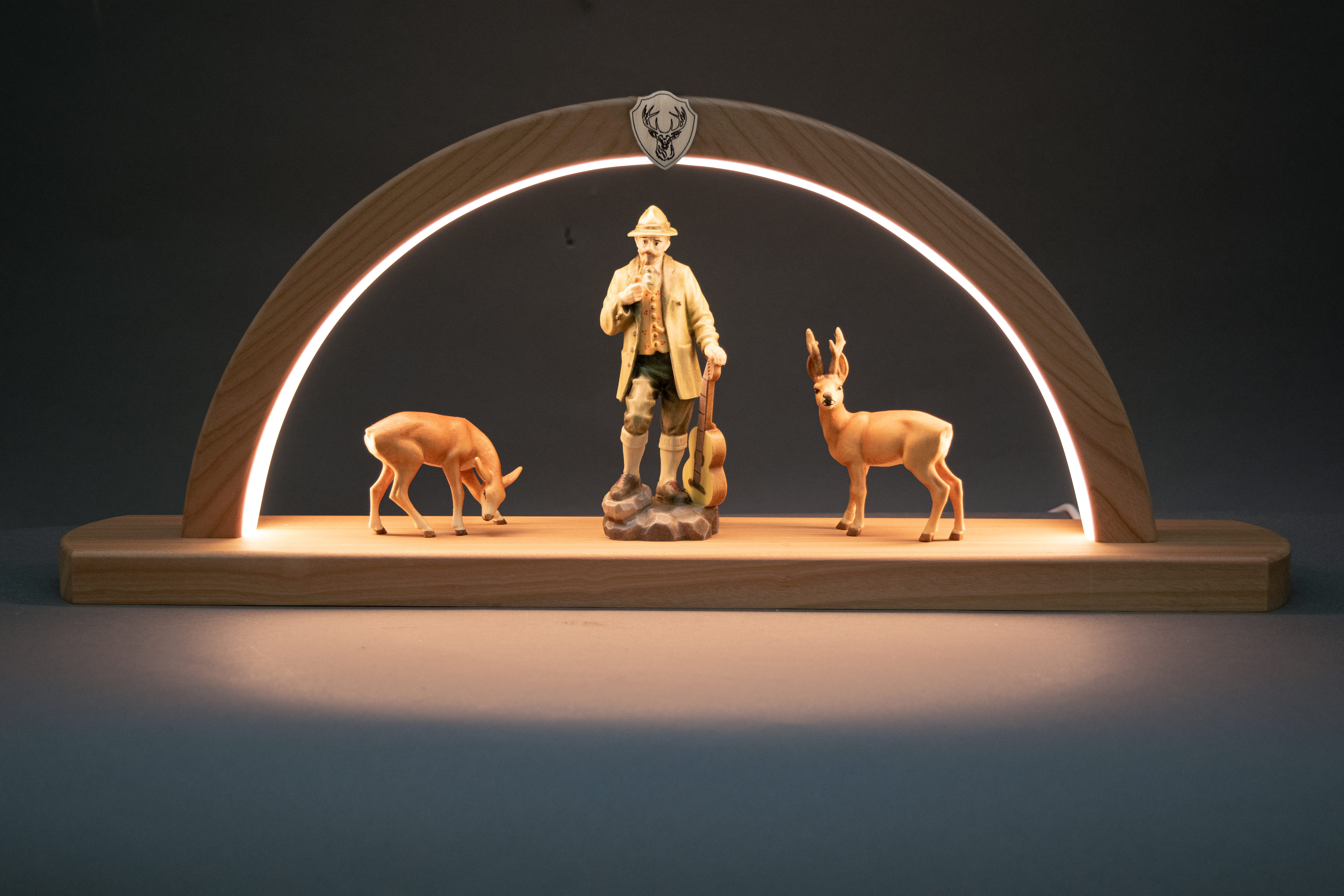 Anton G. mit 2 Rehe auf LED Lichterbogen