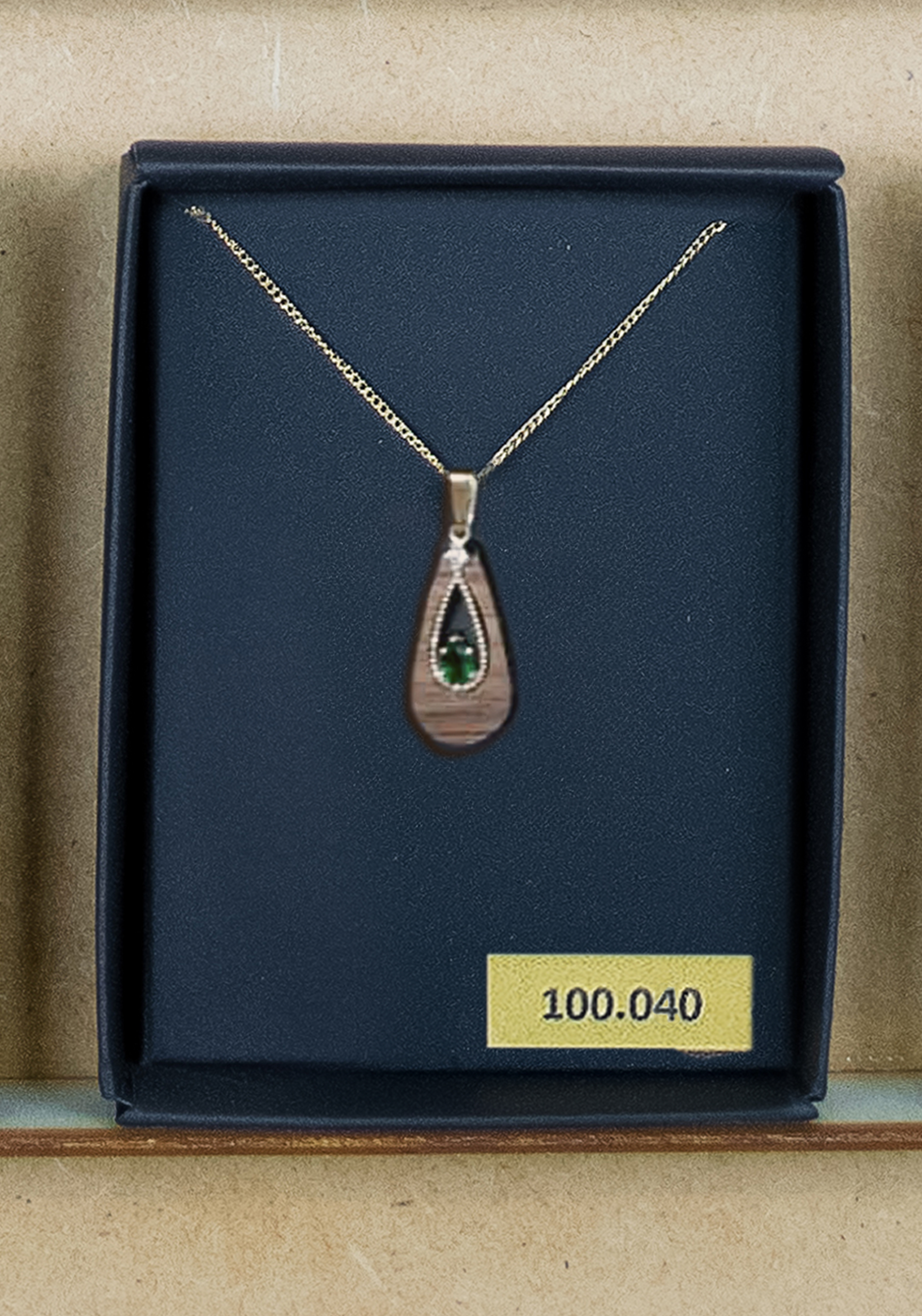 Collana “Goccia decorativa in noce” con strass verdi