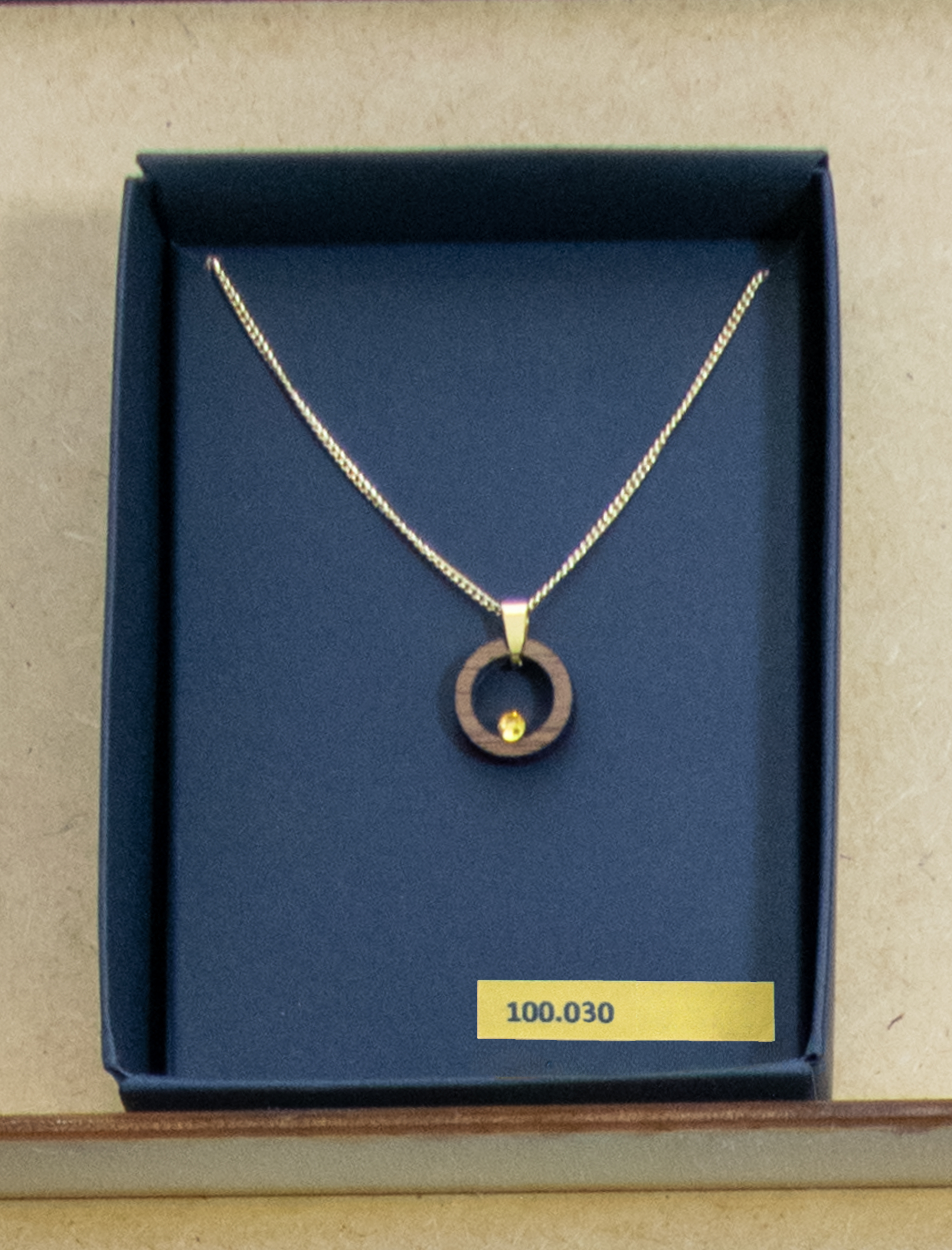 Collana “Anello in legno di noce con strass gialli”