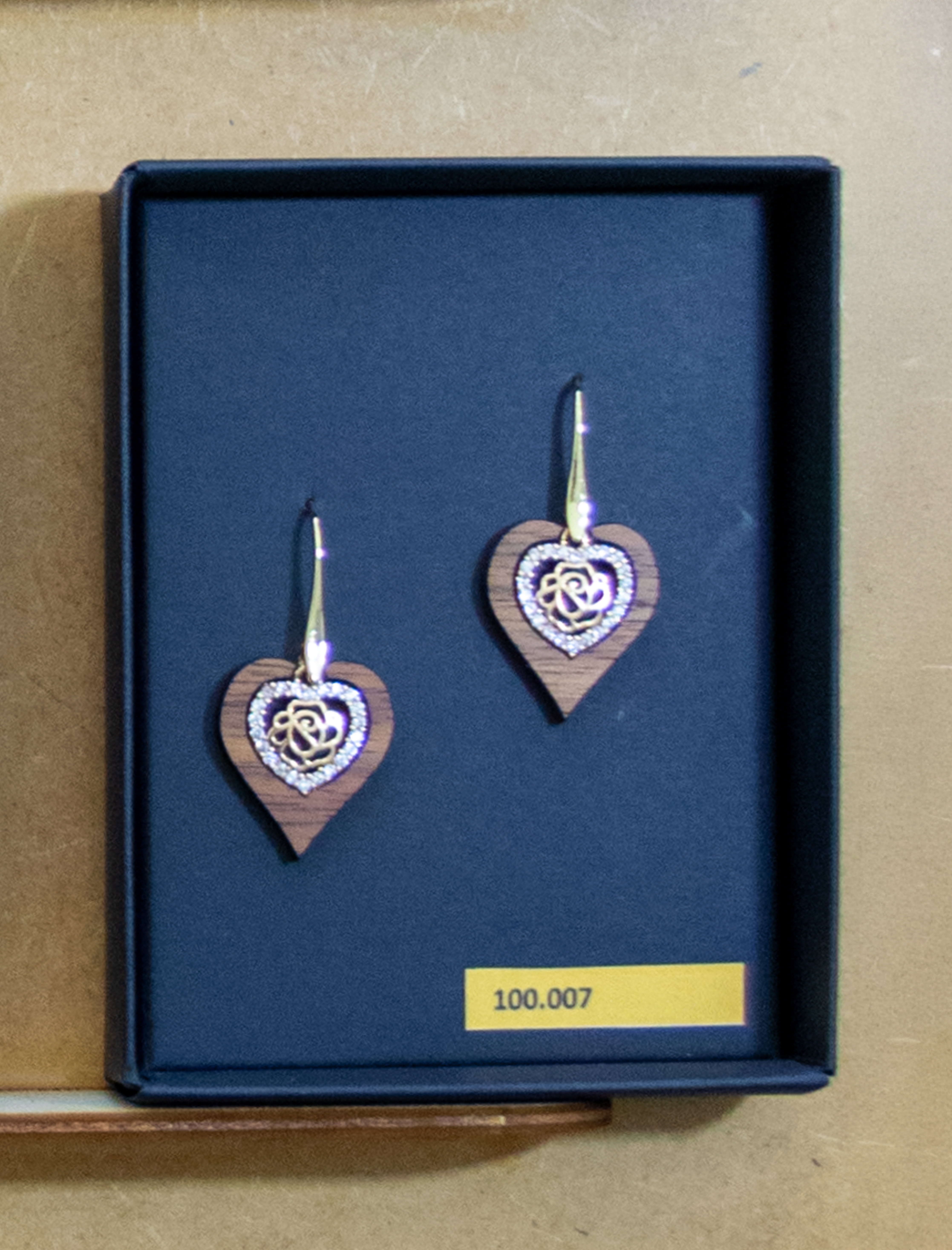 Earrings ‘Walnut Heart Ornament’