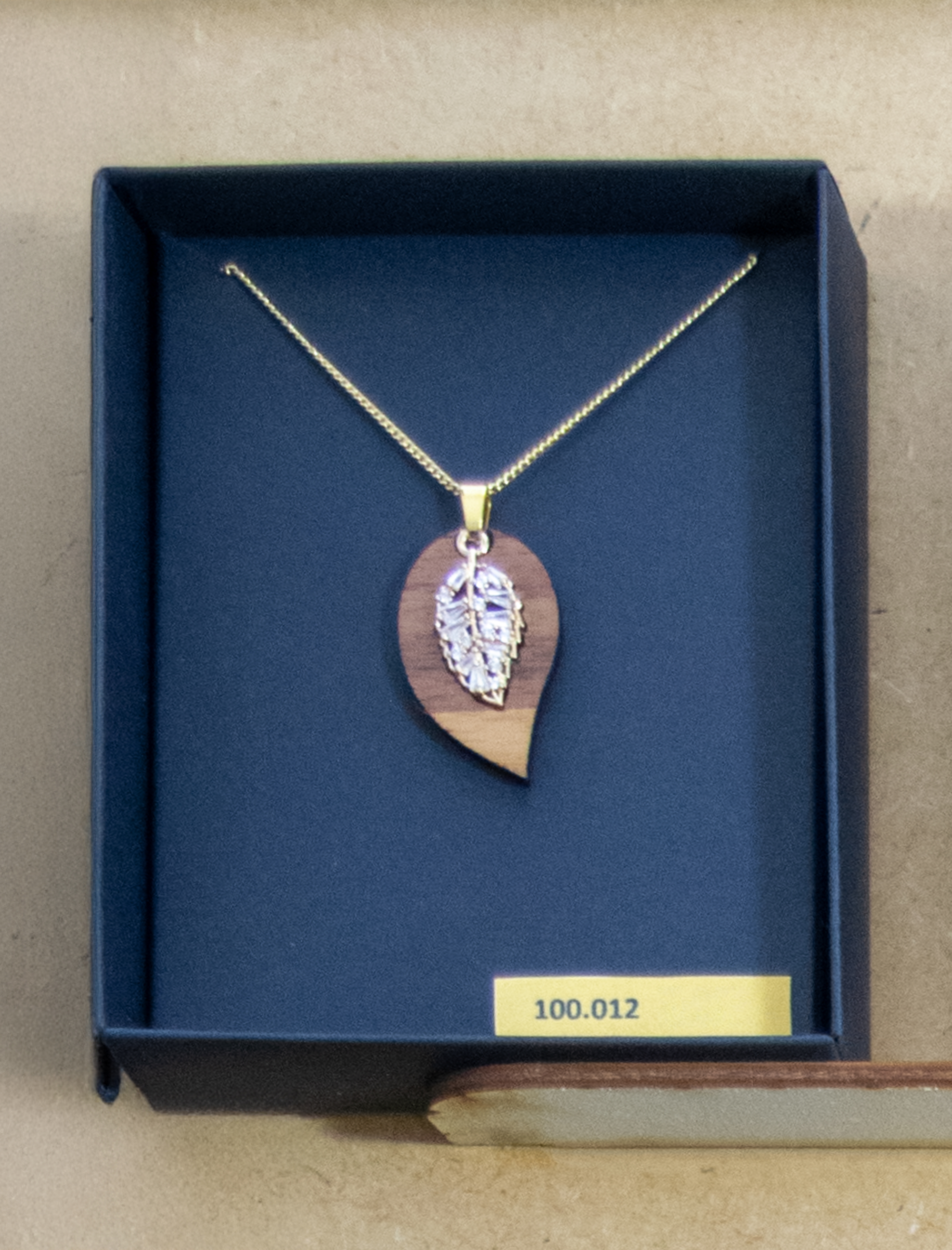 Halskette " Walnuss Zierblatt"