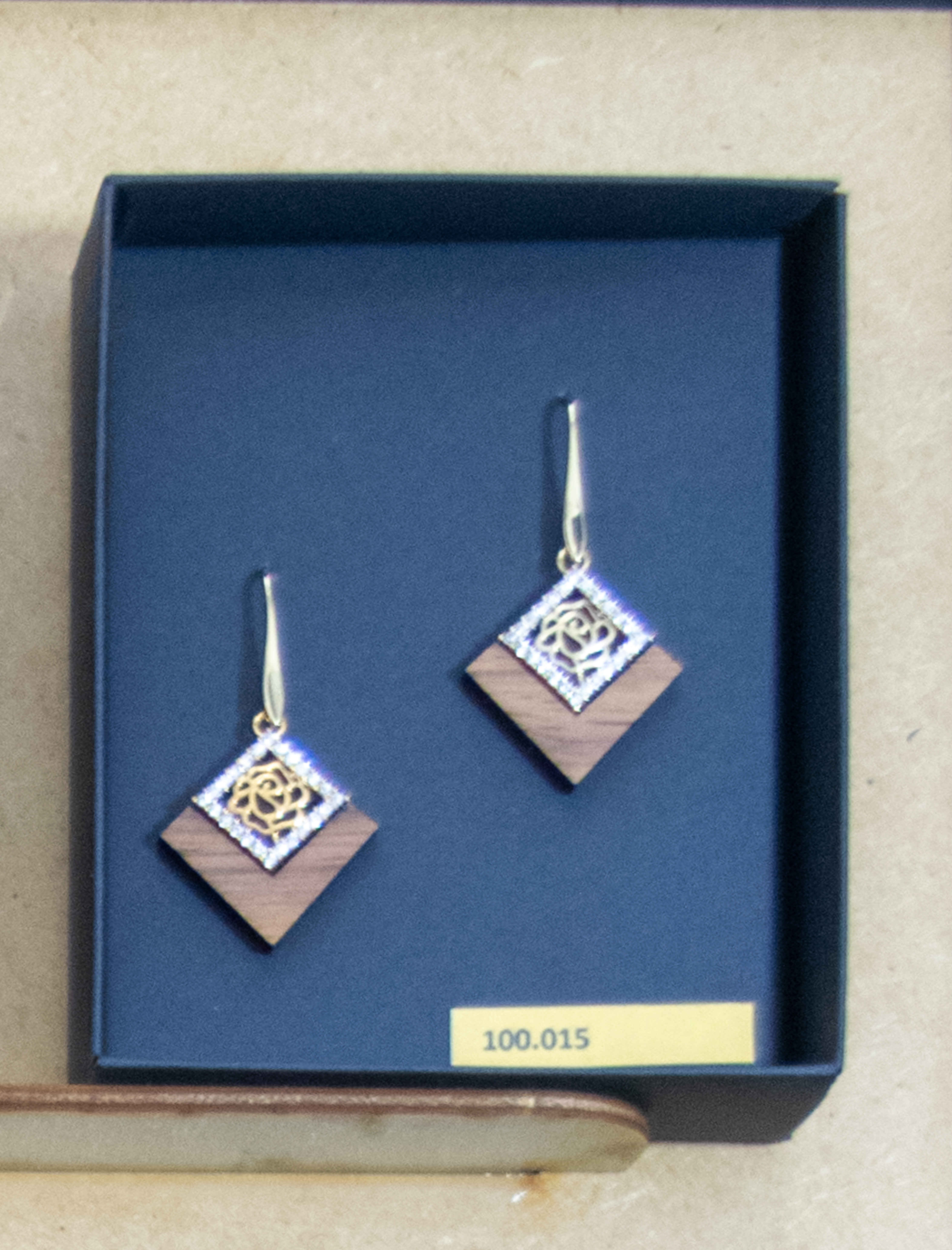 Earrings ‘Walnut Diamond Ornament’