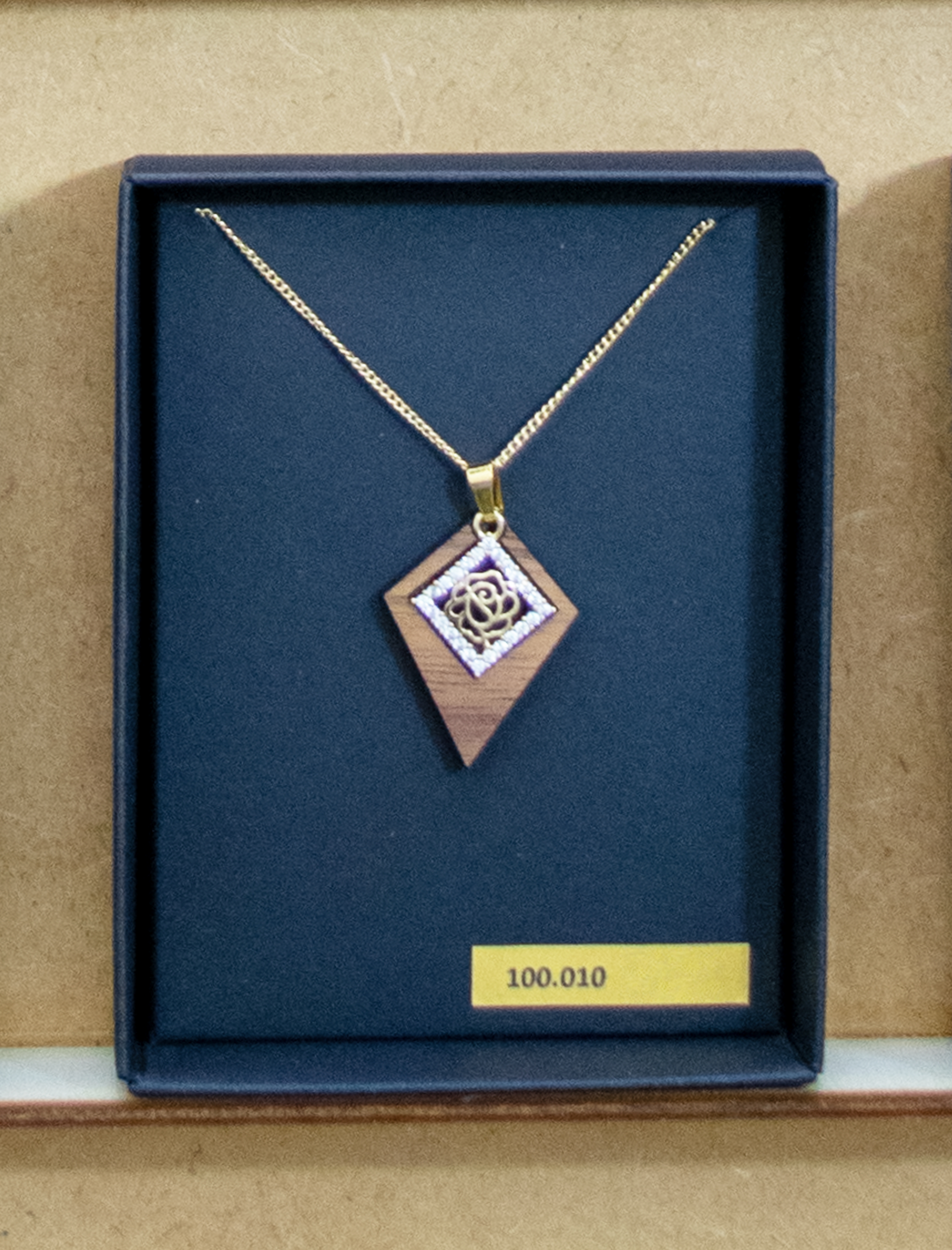 Halskette "Walnuss Deltoid Ornament"